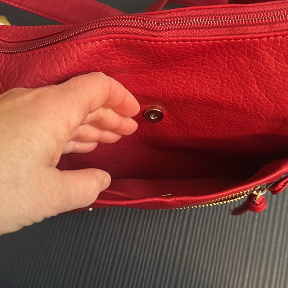 Bueno Vintage NWT purse, red, plethora of pockets! Adjustable strap - Picture 3 of 14